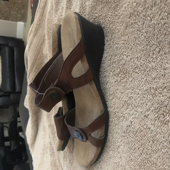 Size 8 tan Nicole sandals. - Picture 5 of 5